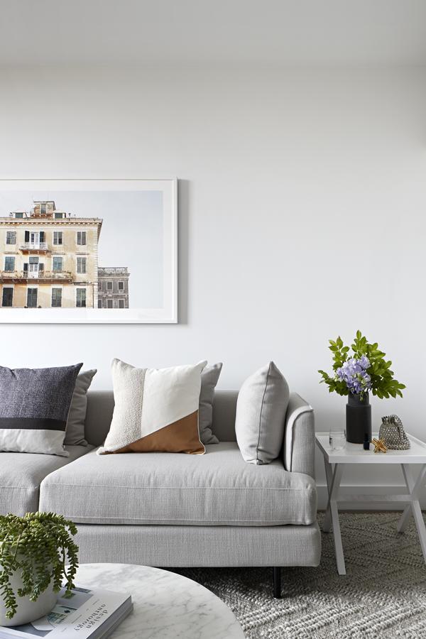 Tyrian Albert Park Lake Ville de Ville de Melbourne Extérieur photo A living room with a sofa and cushions
